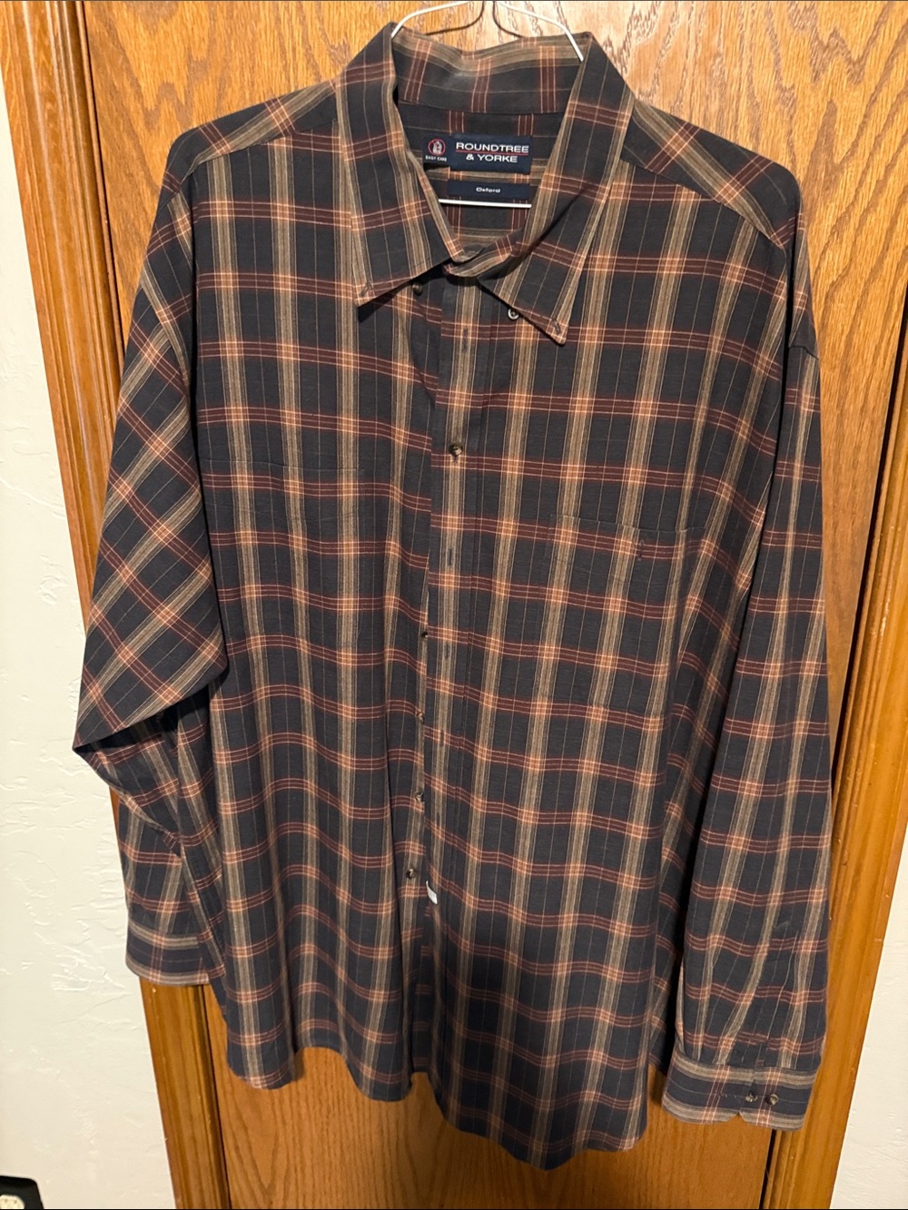 Roundtree & Yorke Men's Black and Brown Plaid Button-Down Shirt